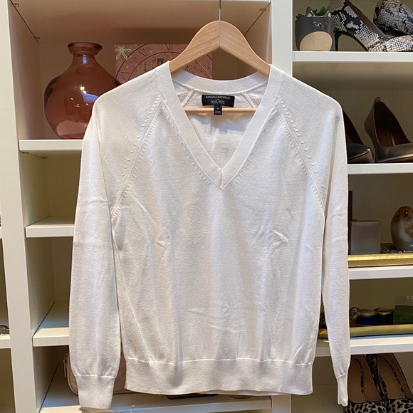 Banana Republic Sweaters - Banana Republic White V-Neck Sweater. Size M.  GUC